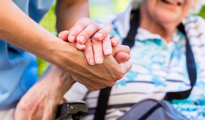 Badante convivente: le domande più frequenti delle famiglie