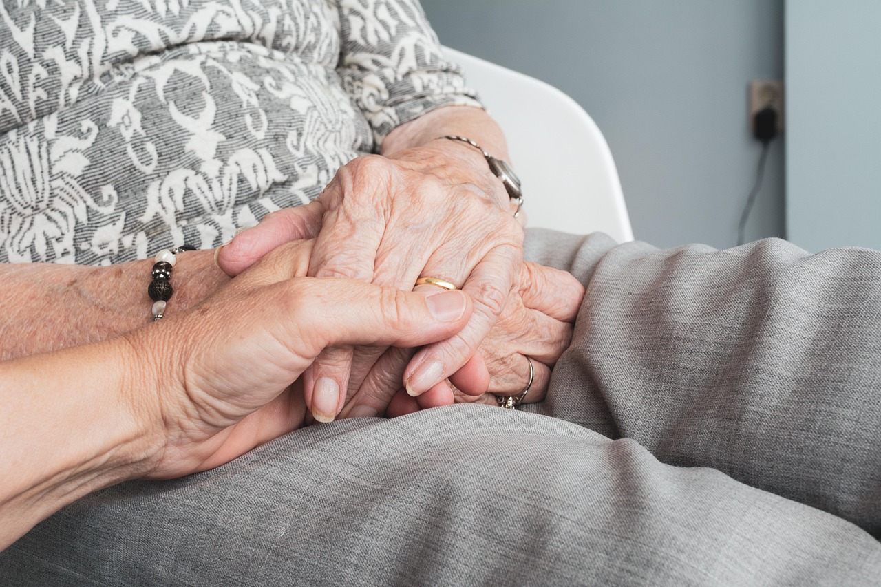 Come scegliere la badante giusta: una guida per trovare la persona di famiglia